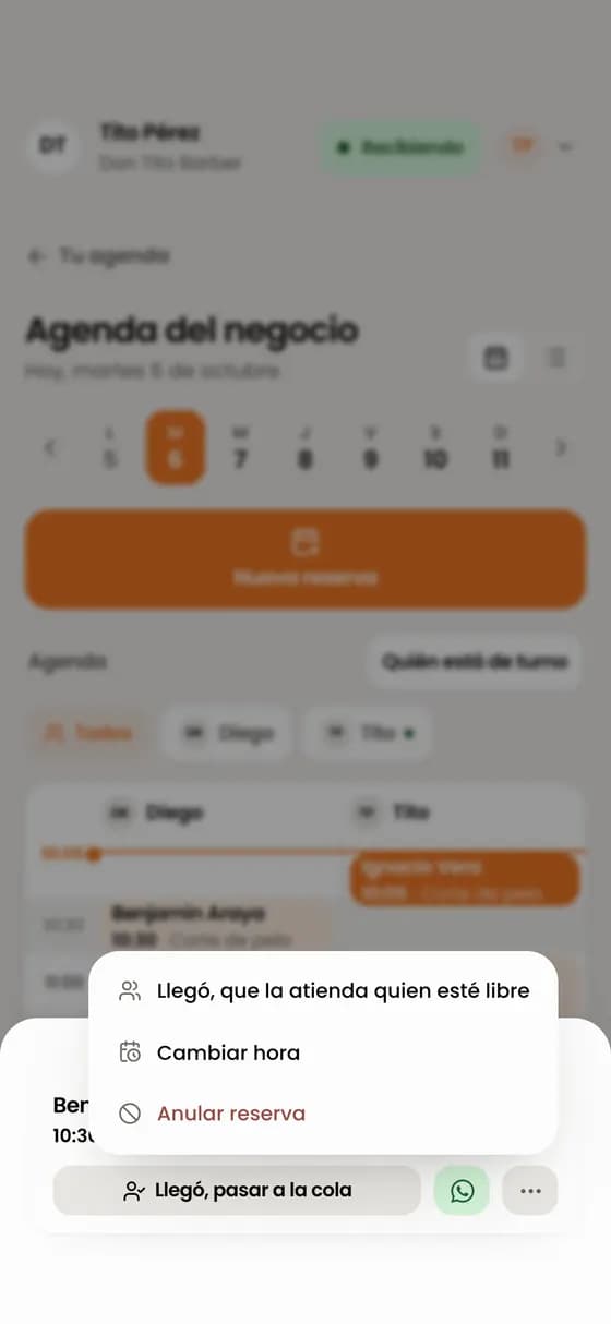 Abre la reserva y marca «No vino» cuando ya no va a llegar. Queda registrado en su ficha.
