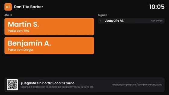 La pantalla muestra «Ahora» con quién pasa, «Siguen» con los nombres cortos, la hora y el QR.